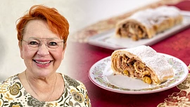 Babiččin štrúdl podle Mirky van Gils Slavíkové voní jablky a perníkem. Těsto je specifické tím, že kyne pod vodou