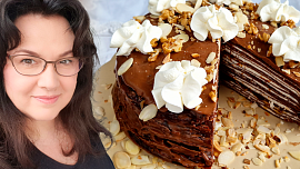 Holka u plotny radí: Palačinkový dort s tvarohem, povidly a čokoládou chutná skvěle a připravit jej zvládne každý