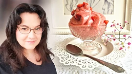 Holka u plotny radí: Domácí jahodová zmrzlina jen ze dvou surovin skvěle chutná a na přípravu stačí pouze mixér