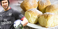 Gólman Petr Čech prozradil, co musejí jíst fotbalisti před zápasem. A přiznal, že od dětství miluje české buchty s tvarohem