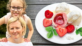 Náš život s celiakií: Bezlepkové tvarohové knedlíky s jahodami pro Áňu zachutnaly celé rodině