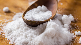Čím nahradit sůl v jídelníčku dětí? Chuť zvýrazní česnek, jogurt i vlastní kořenící směsi