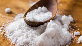 Čím nahradit sůl v jídelníčku dětí? Chuť zvýrazní česnek, jogurt i vlastní kořenící směsi