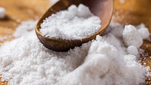 Pozor na nebezpečnou sůl: Inspekce odhalila běžnou surovinu plnou chlupů a dalších podivných částic