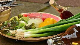 Pět jídel s jarní cibulkou: Jednoduchá jarní polévka, pestrý a osvěžující tvarohový salát nebo pikantní marinovaná asijská kachna