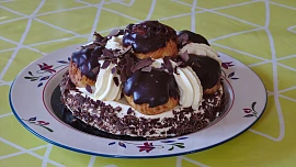 Klenot mezi moučníky: Dort St. Honoré je vrcholem cukrářského umění. Troufnete si na něj?