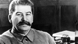 Diktátor Stalin vyžadoval vanu plnou kyselých okurek, spolustolovníky „mučil“ pitím alkoholu a vařil mu Putin