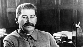 Diktátor Stalin vyžadoval vanu plnou kyselých okurek, spolustolovníky „mučil“ pitím alkoholu a vařil mu Putin