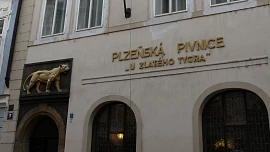 Pivnice U zlatého tygra byla druhým domovem Bohumila Hrabala, hostila i Havla s Clintonem