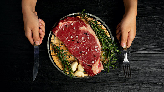 Co takhle dát si steak z 3D tiskárny? Vegetariánské tištěné „maso“ má obohatit jídelníček už v příštím roce