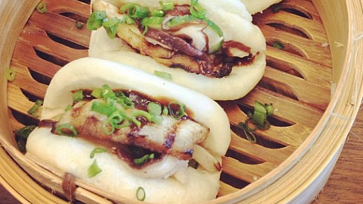 Bao buns aneb Kynuté čínské „knedlíky“ s pikantní grilovanou panenkou. Plní se až po uvaření a těsto se předtím potírá olejem