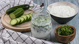 Jaké potraviny nás zchladí v horkých dnech? Skvělé jsou okurka, tvaroh i mléko, překvapí cibule a ovčí sýr