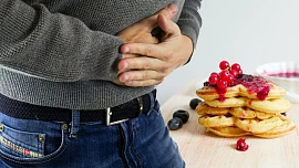 Je vám po jídle zle? Na vině je překyselený žaludek! Co si dát, aby se břicho zklidnilo?