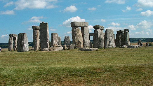 Historie na talíři: Stavitelé Stonehenge si pochutnávali na mase a měli ingredience na přípravu jednoduchého „cheeseburgeru“