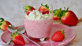 Letní nápoje pro děti: Připravte jim jahodový koktejl, domácí limonádu nebo dětskou kávu!