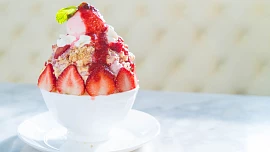 Maďarský dezert epres somlói galuska: Jahodová dobrota připomíná naši žemlovku, ale chutná jako nejlepší dort