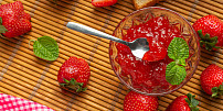 Jahodový džem pro začátečníky bez chemie: Důležité je čerstvé ovoce a sbírání pěny při vaření, chuť vylepší i trochu zvláštní koření