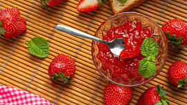 Jahodový džem pro začátečníky bez chemie: Důležité je čerstvé ovoce a sbírání pěny při vaření, chuť vylepší i trochu zvláštní koření