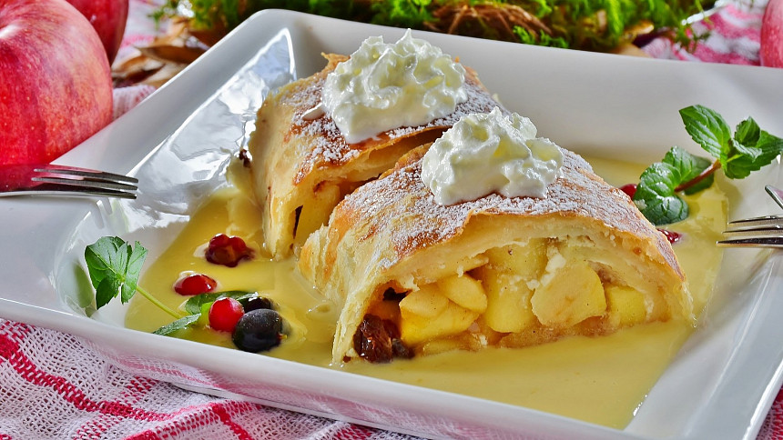 Jablečný štrúdl je poklad tradiční české kuchyně. Anebo je to jinak?