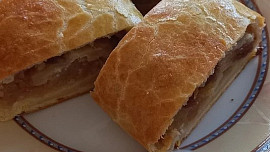 Vynikající štrúdl z pomazánkového másla: Jednoduchá příprava potěší stejně jako perfektní chuť, vůně a křupavé těsto Vynikající štrúdl z pomazánkového másla: Jednoduchá příprava potěší stejně jako perfektní chuť, vůně a křupavé těsto