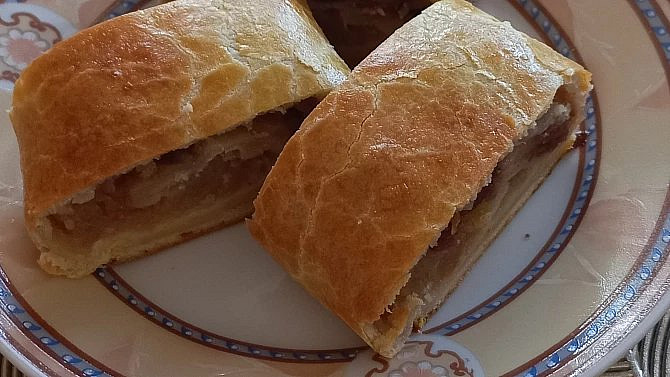 Štrúdl je jedním z nejvděčnějších českých moučníků. Štrúdl je jedním z nejvděčnějších českých moučníků.