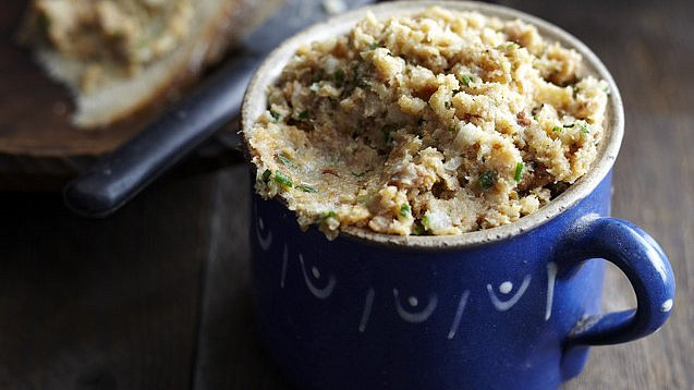 Škvarková pomazánka báječně chutná na čerstvém chlebu, na topince i samotná. Škvarková pomazánka báječně chutná na čerstvém chlebu, na topince i samotná.