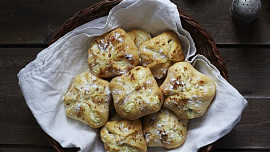 Kynuté volarské koláčky: Plněné tvarohem a sypané perníkem patří mezi gastronomické klenoty Šumavy