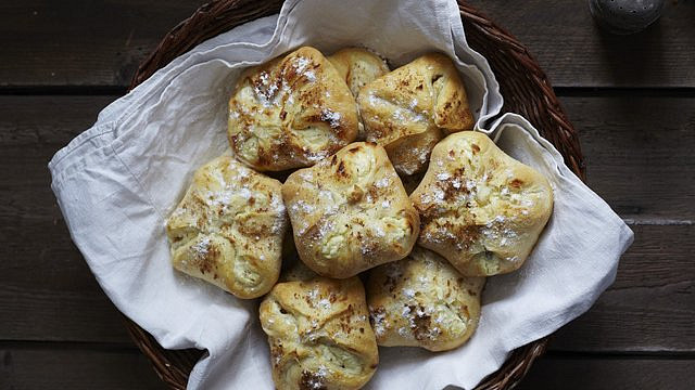 Kynuté volarské koláčky: Plněné tvarohem a sypané perníkem patří mezi gastronomické klenoty Šumavy