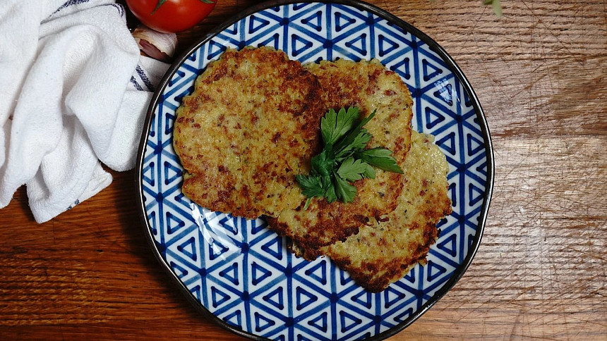 Šumavský bramborák voní česnekem a majoránkou a výraznou chuť má díky loveckému salámu.