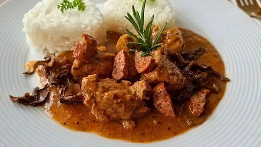 Šumavský guláš z trouby je lepší než klasický. Rozhodují houby, klobása i použití chleba
