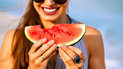 Jak přežít úmorná vedra: V horku pomůže meloun, okurka i studené polévky. Na ranní kávu raději zapomeňte!