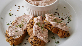 Lahodné retro: Šunková pěna chutná stále skvěle, stojí pár korun a snadnou přípravu zvládne i začátečník Lahodné retro: Šunková pěna chutná stále skvěle, stojí pár korun a snadnou přípravu zvládne i začátečník