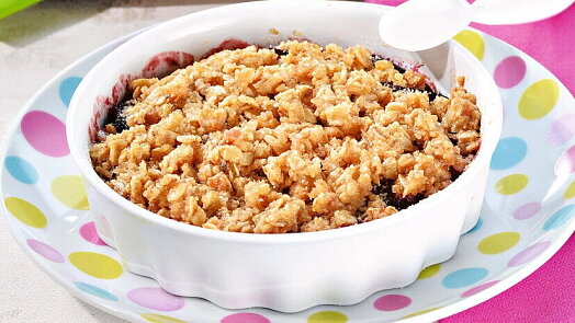 Švestkový crumble je ideální dezert pozdního léta. Drobenka ze sušenek a ořechů okouzlí na první křupnutí