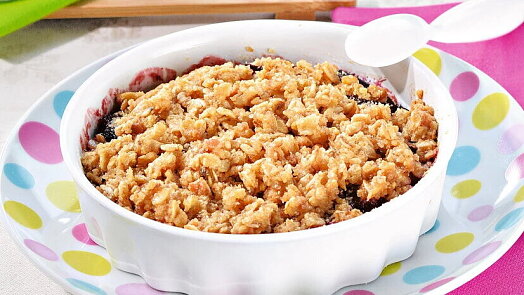 Švestkový crumble je ideální dezert pozdního léta. Drobenka ze sušenek a ořechů okouzlí na první křupnutí