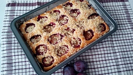 Perfektní hrnkový švestkový koláč s drobenkou: Vláčný a křupavý letní moučník je hotový za chvilku a bez vážení