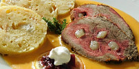 Čeká vás svatba? Tohle je klasické menu se svíčkovou. Zkuste ji připravit podle šéfkuchaře Jana Punčocháře!