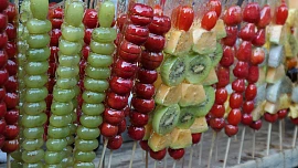 Hitem Tik Toku je tohle křupavé ovoce na špejli: Jak připravit „skleněné“ banány, melouny či hrozno?