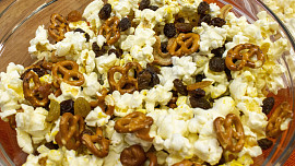 Popcorn s ořechy a rozinkami: Pikantní chuť vydatné svačinky zaručí kombinace zázvoru, pepře a javorového sirupu