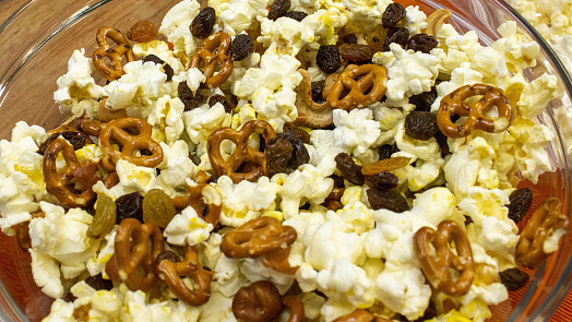 Popcorn s ořechy a rozinkami: Pikantní chuť vydatné svačinky zaručí kombinace zázvoru, pepře a javorového sirupu