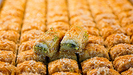 Lepkavý dezert plný oříšků: Upečte si pravou řeckou baklavu…nebo tureckou?