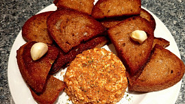 Nejlepší sýrový tatarák 3v1 láká nejen vůní: Na přípravu je třeba tvarůžků i goudy, odměnou je neodolatelná chuť