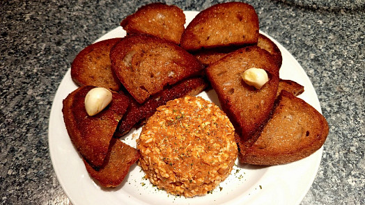 Nejlepší sýrový tatarák 3v1 láká nejen vůní: Na přípravu je třeba tvarůžků i goudy, odměnou je neodolatelná chuť