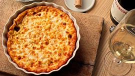 První republika s Kristinou: Upečte si jednoduchý sýrový koláč podle receptu z roku 1939!