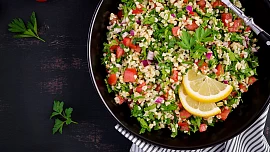 Orientální salát tabouleh voní petrželkou a mátou. Víte, co ještě se do něj dává?