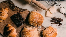 Hitem podzimu je plundrové těsto. Hodí se na záviny, šátečky i croissanty. Víte, jak je udělat?