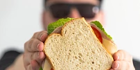 Kdo je influencer Tady svačinář? Vyučený kuchař snadnými recepty i fiktivními strýčky a tetičkami baví internet