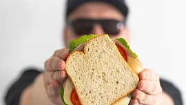 Kdo je influencer Tady svačinář? Vyučený kuchař snadnými recepty i fiktivními strýčky a tetičkami baví internet