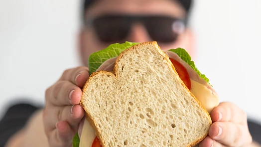 Kdo je influencer Tady svačinář? Vyučený kuchař snadnými recepty i fiktivními strýčky a tetičkami baví internet