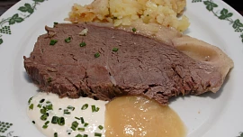 Tafelspitz aneb jídlo pro císařpána: Slavná rakouská specialita z vařeného hovězího skvěle chutná s českou vejmrdou
