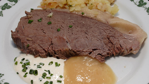 Tafelspitz aneb jídlo pro císařpána: Slavná rakouská specialita z vařeného hovězího skvěle chutná s českou vejmrdou